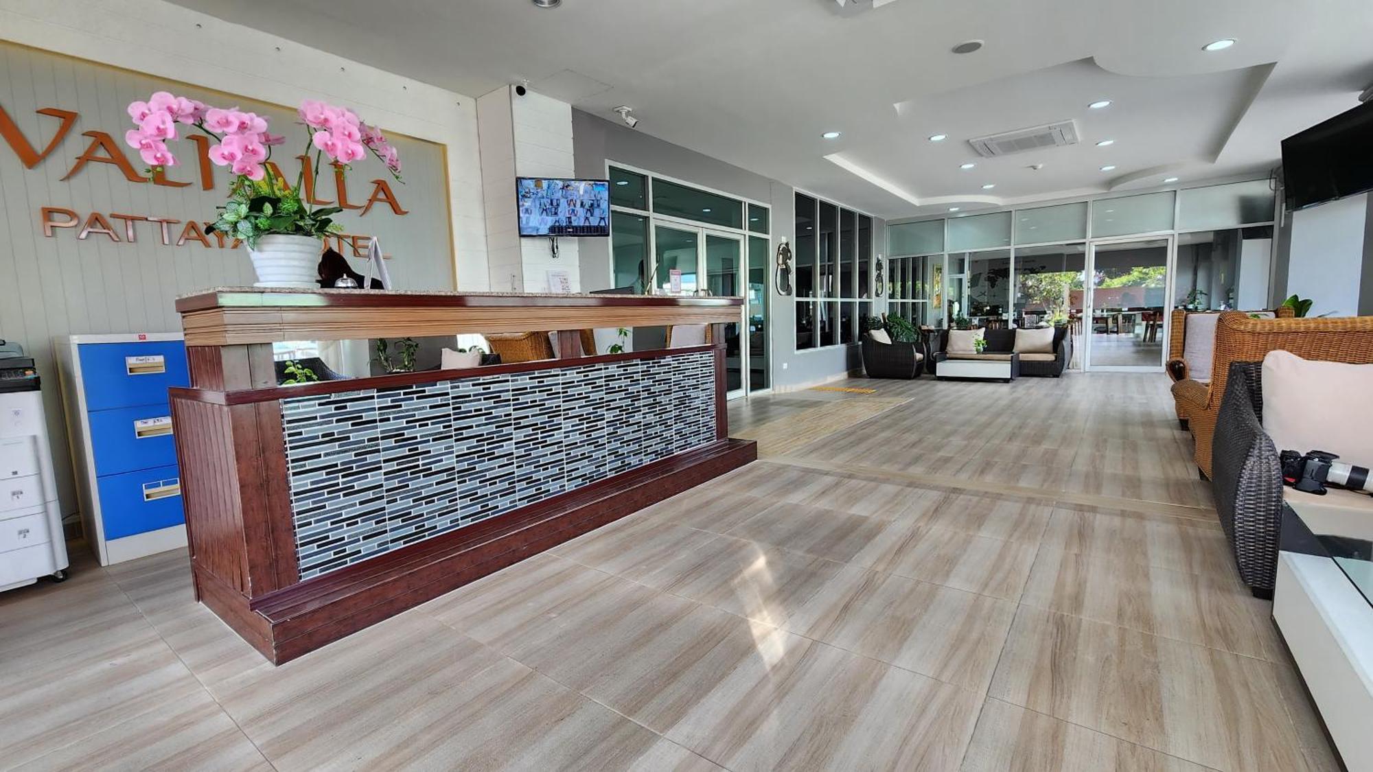Valhalla Pattaya Hotel Pantai Jomtien Bagian luar foto